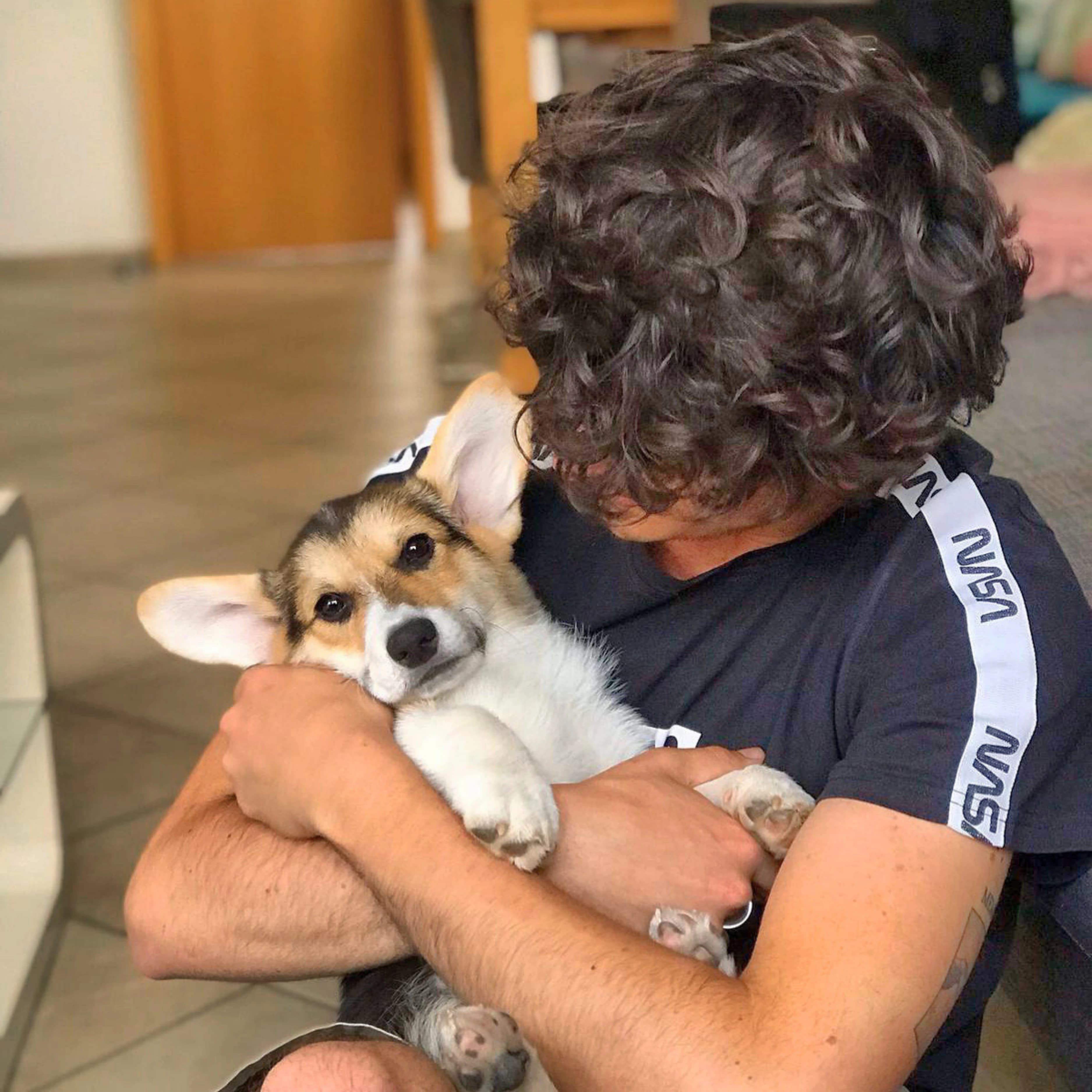 Frau mit Pembroke Welsh Corgi